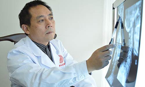 成都风湿病医院陈建春主任查看患者CT检查 成都风湿病医院陈建春主任查看患者CT检查