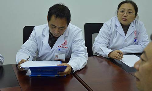 成都风湿病医院陈建春查看患者治疗病例 成都风湿病医院陈建春查看患者治疗病例