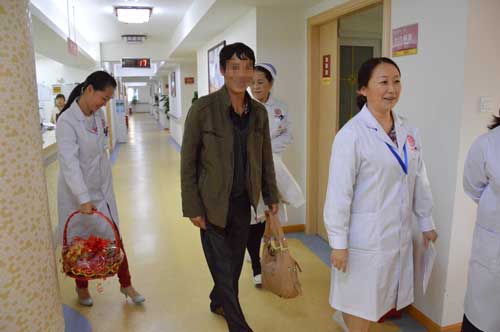 成都风湿医院患者治疗医生送患者出院.jpg