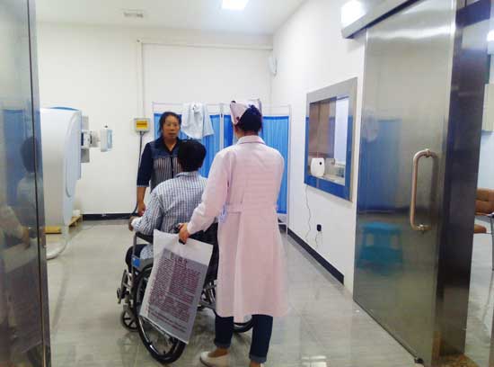 成都风湿医院护士带领患者做相关检查.jpg